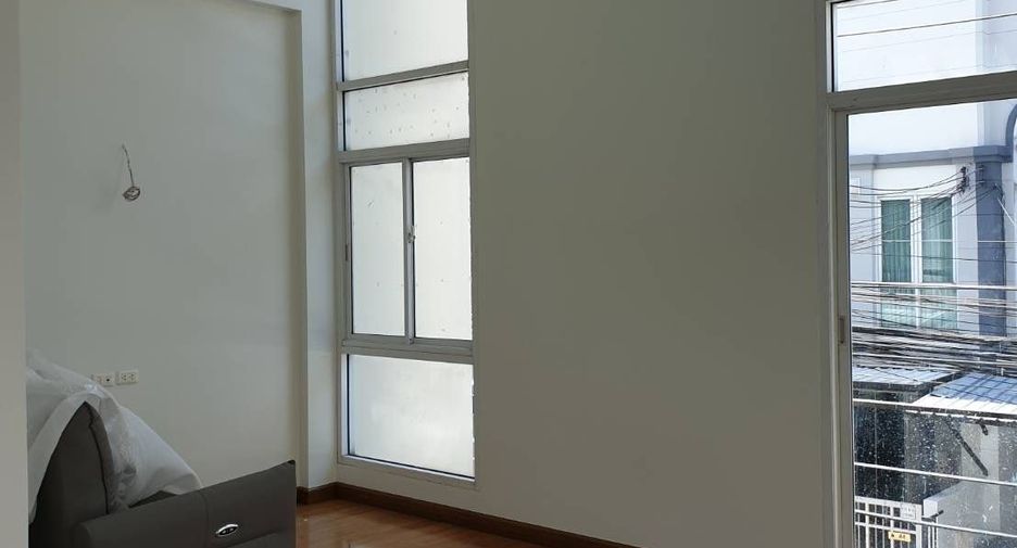 Casa adosada en venta de 3 habitaciones en Lat Phrao, Bangkok