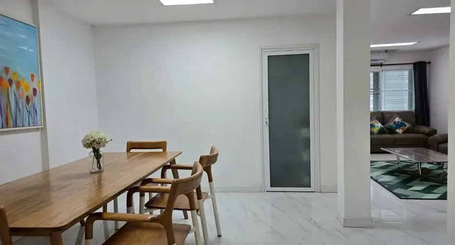 For rent 4 bedrooms townhouse in Mueang Chiang Mai, Chiang Mai