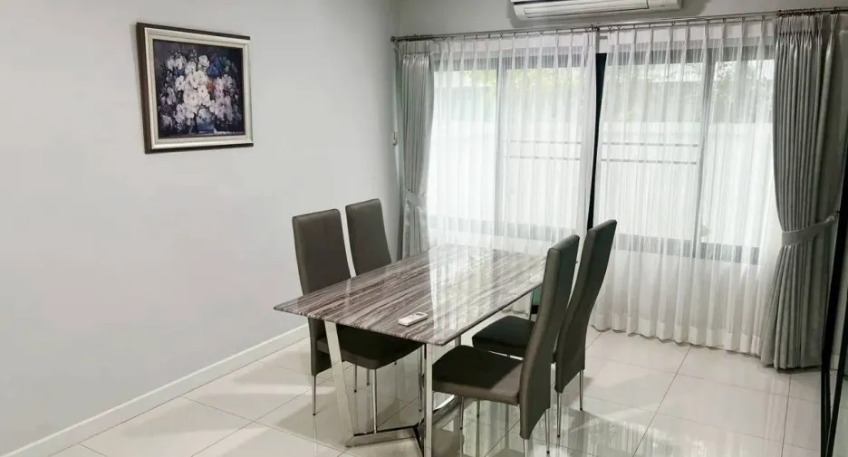 For rent 3 bedrooms townhouse in Mueang Chiang Mai, Chiang Mai