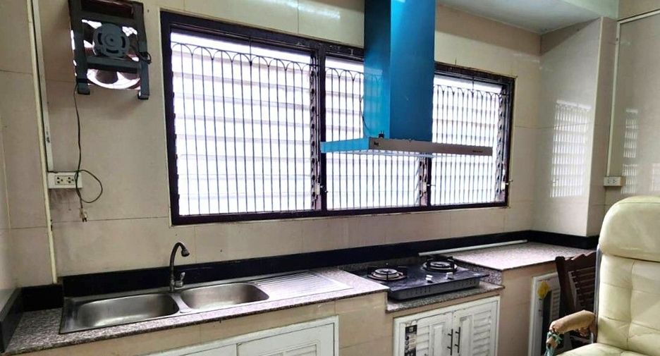 For sale 6 bedrooms retail Space in Sathon, Bangkok