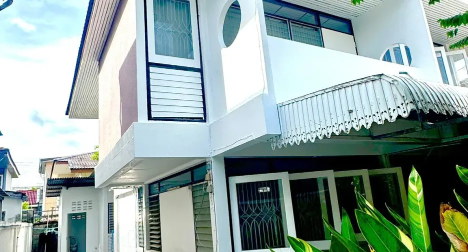 For sale 8 bedrooms house in Bang Kapi, Bangkok
