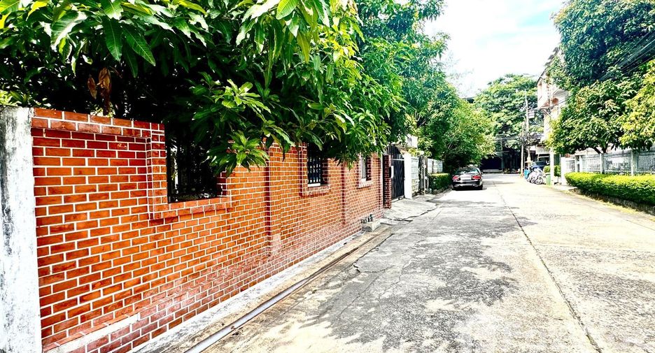 For sale 8 bedrooms house in Bang Kapi, Bangkok