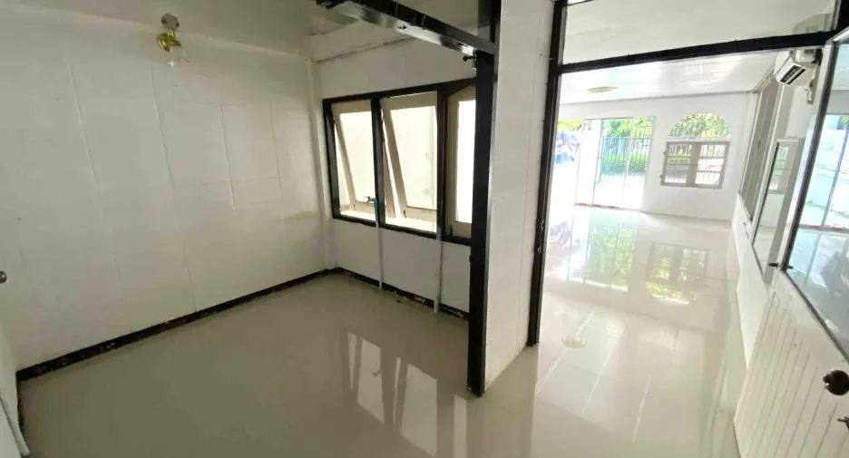 For sale 8 bedrooms house in Bang Kapi, Bangkok