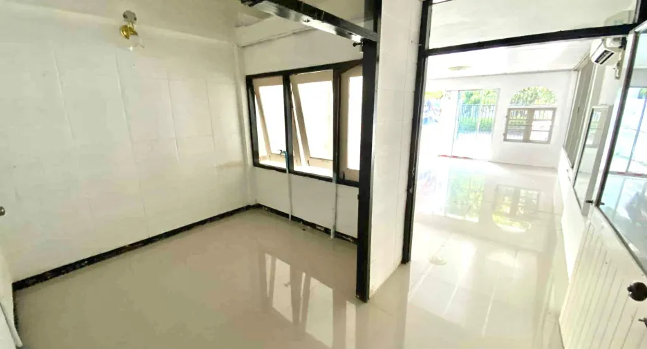 For sale 8 bedrooms house in Bang Kapi, Bangkok