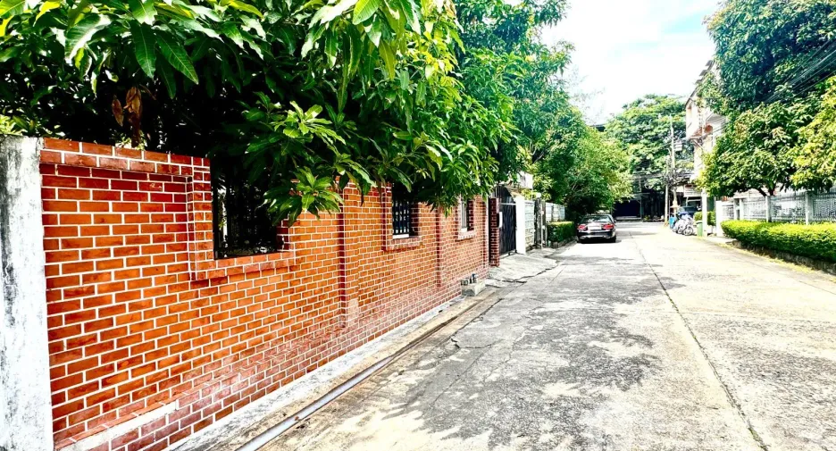 For sale 8 bedrooms house in Bang Kapi, Bangkok