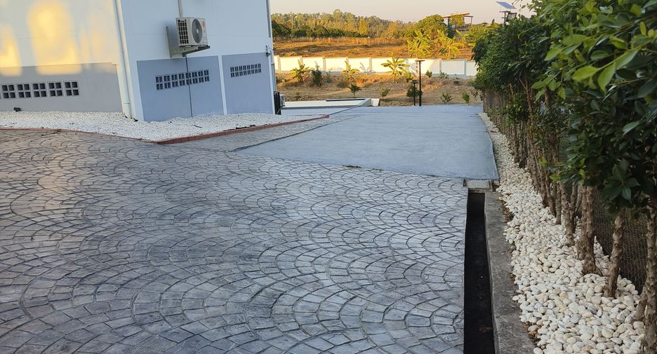 For sale and for rent 5 bedrooms house in San Pa Tong, Chiang Mai