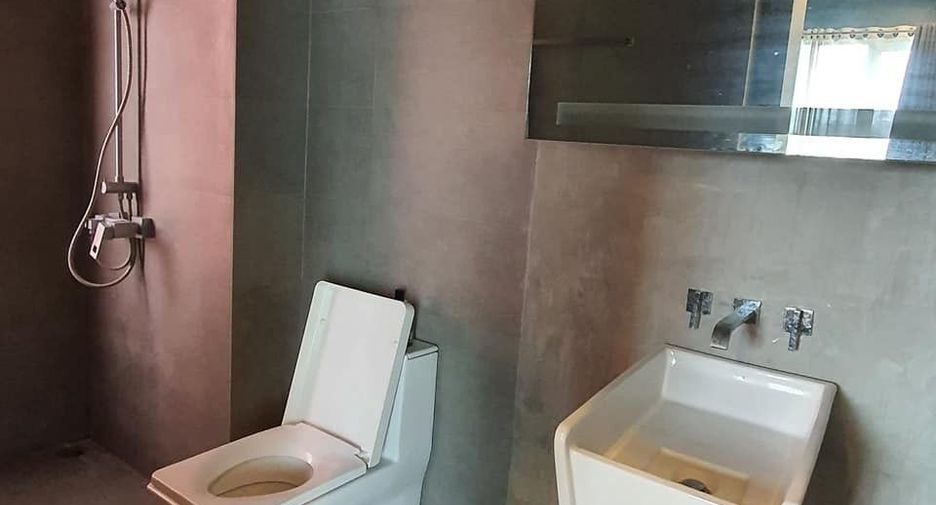 For sale 1 bed condo in Khlong Toei, Bangkok