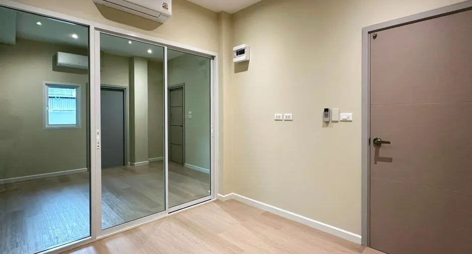 Reihenhaus zum Kauf mit 5 Zimmer in Mueang Chiang Mai, Chiang Mai