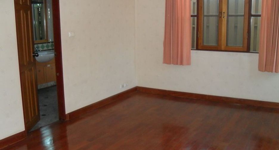 For sale 4 bedrooms house in Mueang Chiang Mai, Chiang Mai