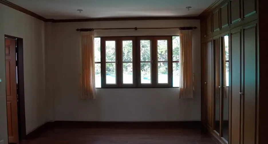 For sale 4 bedrooms house in Mueang Chiang Mai, Chiang Mai