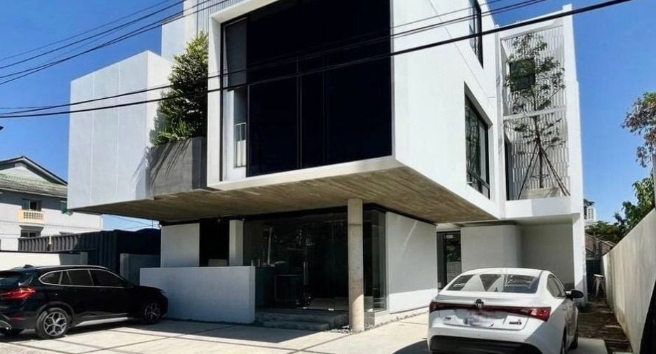 For sale 4 bedrooms townhouse in Mueang Chiang Mai, Chiang Mai
