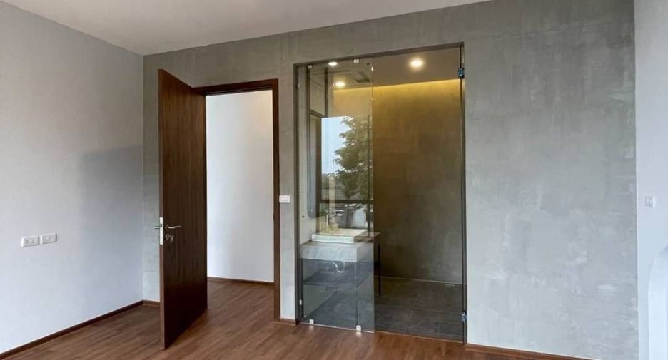 For sale 4 bedrooms townhouse in Mueang Chiang Mai, Chiang Mai