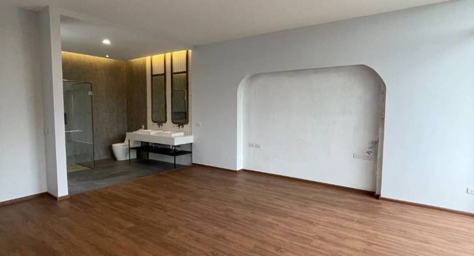 For sale 4 bedrooms townhouse in Mueang Chiang Mai, Chiang Mai