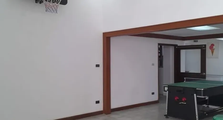 Casa adosada en venta de 8 habitaciones en Huai Khwang, Bangkok