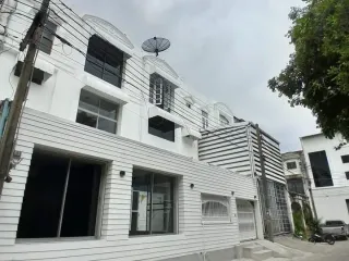 For sale 8 bedrooms townhouse in Huai Khwang, Bangkok