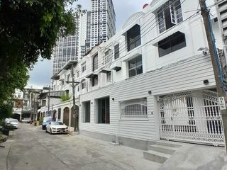 Casa adosada en venta de 8 habitaciones en Huai Khwang, Bangkok