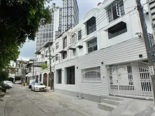 For sale 8 bedrooms townhouse in Huai Khwang, Bangkok