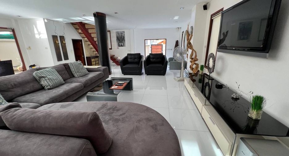 Villa en venta y en alquiler de 5 habitaciones en Bang Lamung, Chonburi