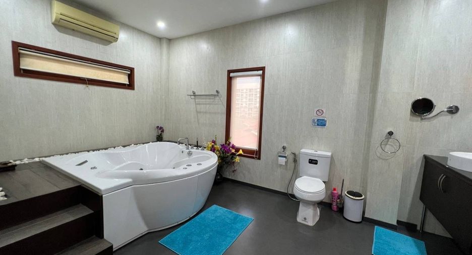 Villa en venta y en alquiler de 5 habitaciones en Bang Lamung, Chonburi