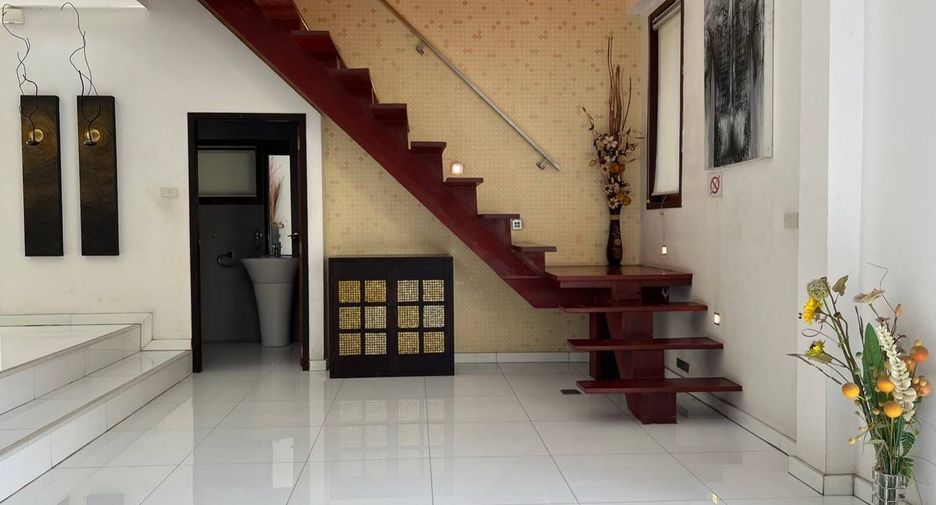 Villa en venta y en alquiler de 5 habitaciones en Bang Lamung, Chonburi
