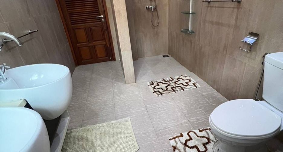 Villa en venta y en alquiler de 5 habitaciones en Bang Lamung, Chonburi