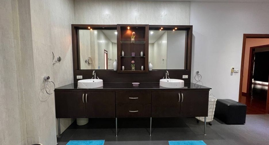 Villa en venta y en alquiler de 5 habitaciones en Bang Lamung, Chonburi