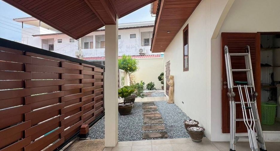 Villa en venta y en alquiler de 5 habitaciones en Bang Lamung, Chonburi
