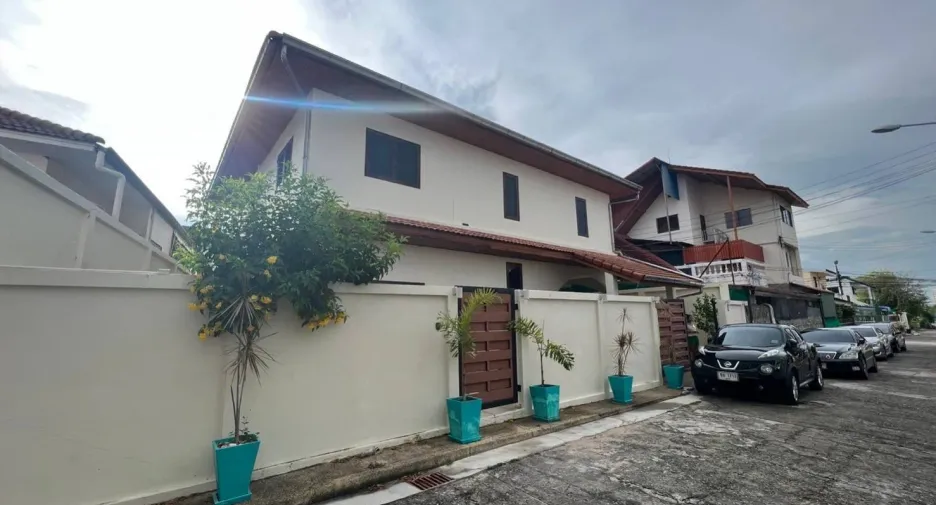 Villa en venta y en alquiler de 5 habitaciones en Bang Lamung, Chonburi