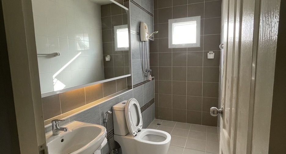 Casa adosada en venta de 3 habitaciones en San Kamphaeng, Chiang Mai