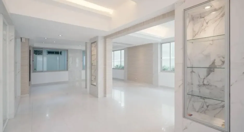For sale 4 bedrooms townhouse in Khlong Toei, Bangkok