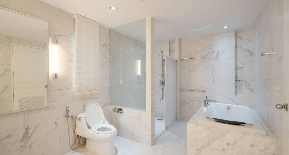 For sale 4 bedrooms townhouse in Khlong Toei, Bangkok
