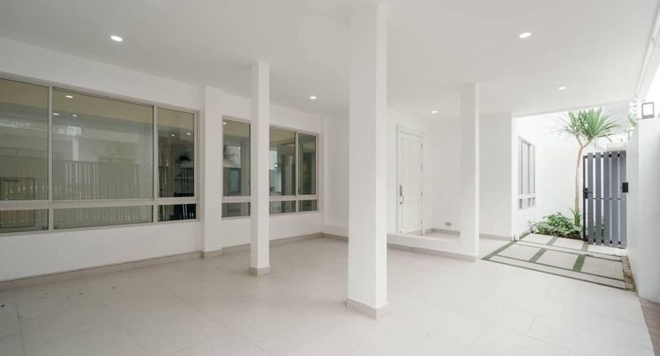 For sale 4 bedrooms townhouse in Khlong Toei, Bangkok
