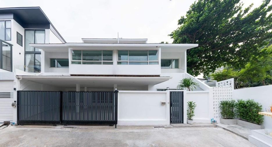 For sale 4 bedrooms townhouse in Khlong Toei, Bangkok