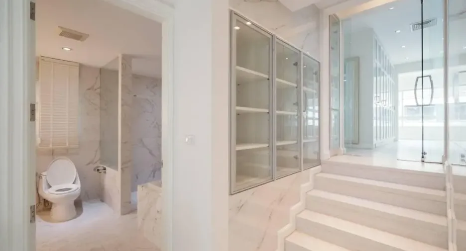 For sale 4 bedrooms townhouse in Khlong Toei, Bangkok