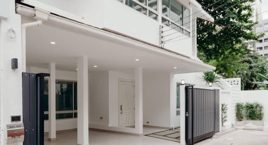 For sale 4 bedrooms townhouse in Khlong Toei, Bangkok