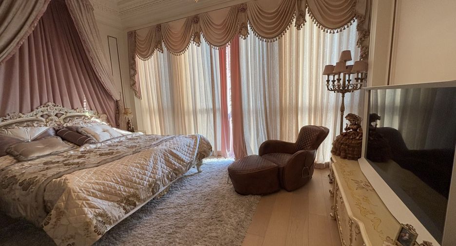 For sale 3 bedrooms condo in Watthana, Bangkok