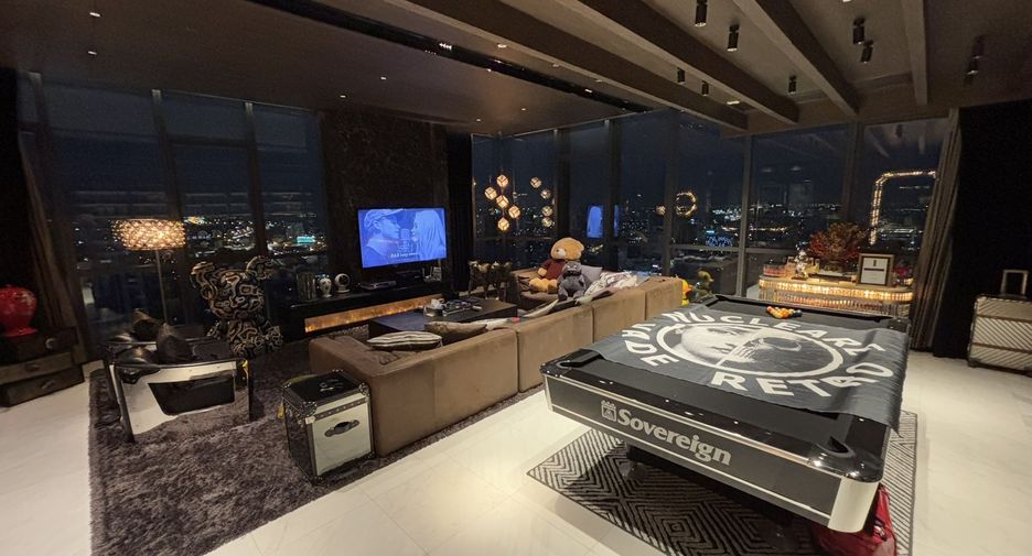 For sale 3 bedrooms condo in Watthana, Bangkok