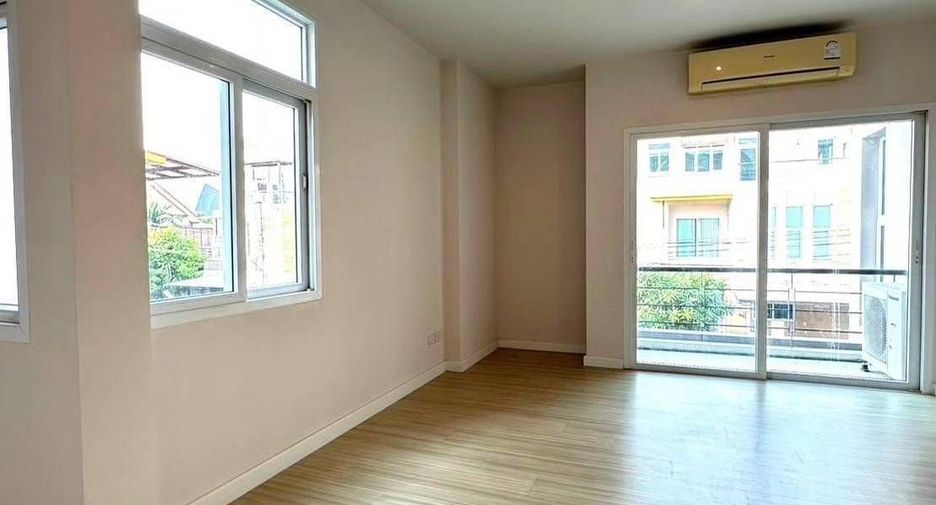 For sale 4 bedrooms house in Taling Chan, Bangkok