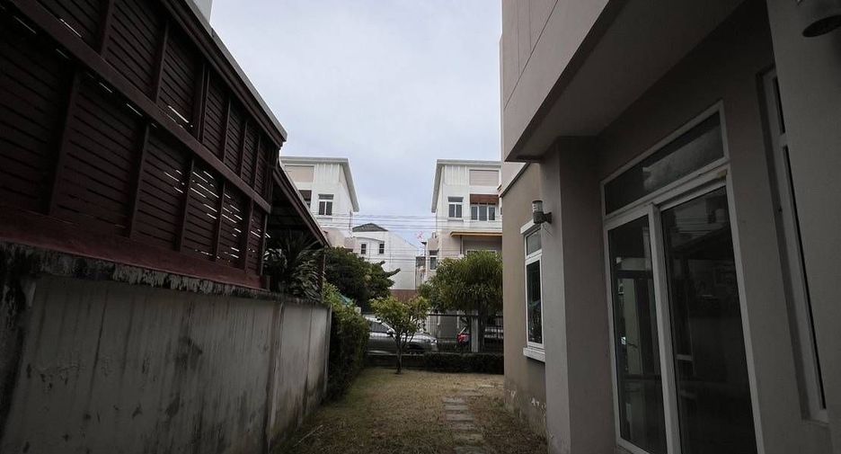 For sale 4 bedrooms house in Taling Chan, Bangkok
