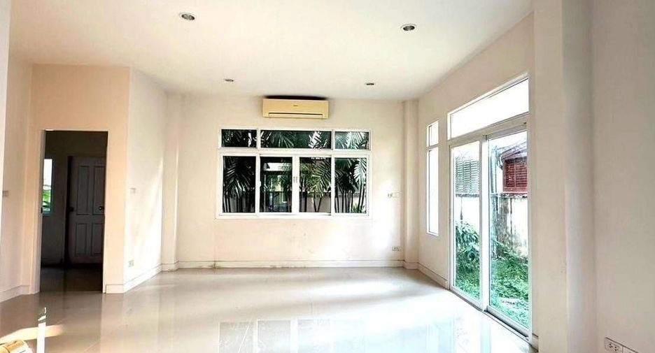 For sale 4 bedrooms house in Taling Chan, Bangkok