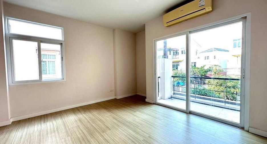 For sale 4 bedrooms house in Taling Chan, Bangkok