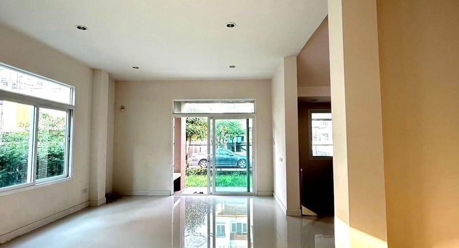 For sale 4 bedrooms house in Taling Chan, Bangkok
