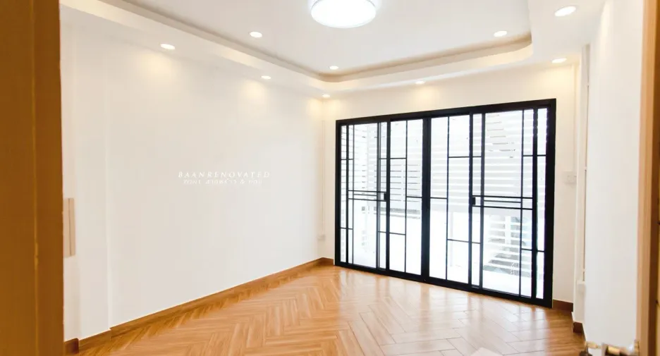 For sale 4 bedrooms townhouse in Wang Thonglang, Bangkok