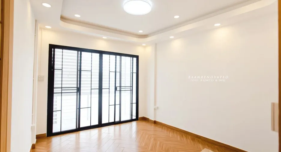 For sale 4 bedrooms townhouse in Wang Thonglang, Bangkok