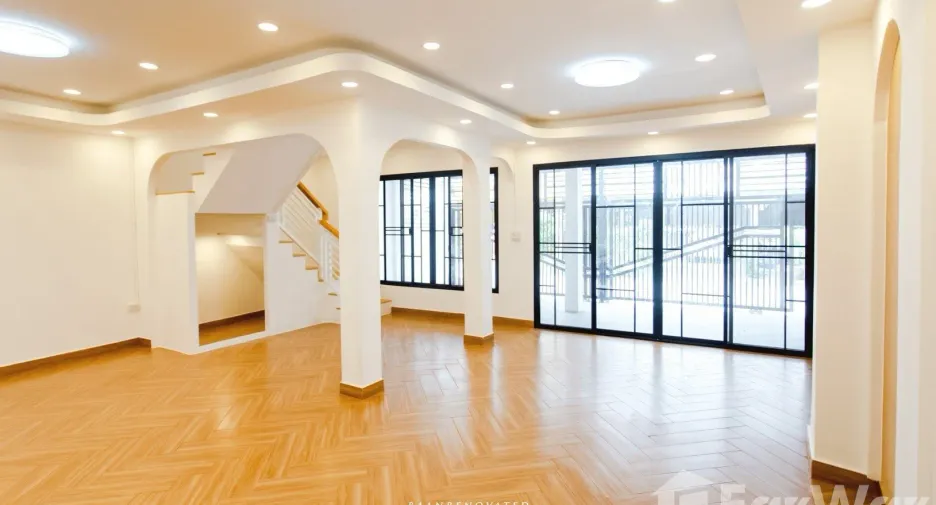 For sale 4 bedrooms townhouse in Wang Thonglang, Bangkok