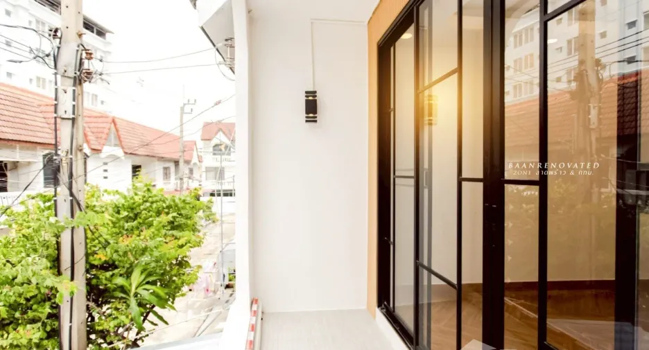 For sale 4 bedrooms townhouse in Wang Thonglang, Bangkok
