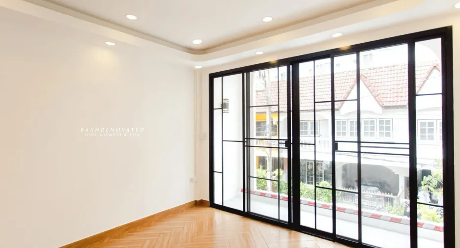 For sale 4 bedrooms townhouse in Wang Thonglang, Bangkok