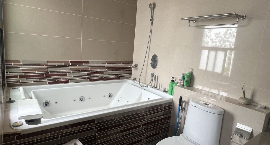 For rent 3 bedrooms condo in Bang Lamung, Chonburi