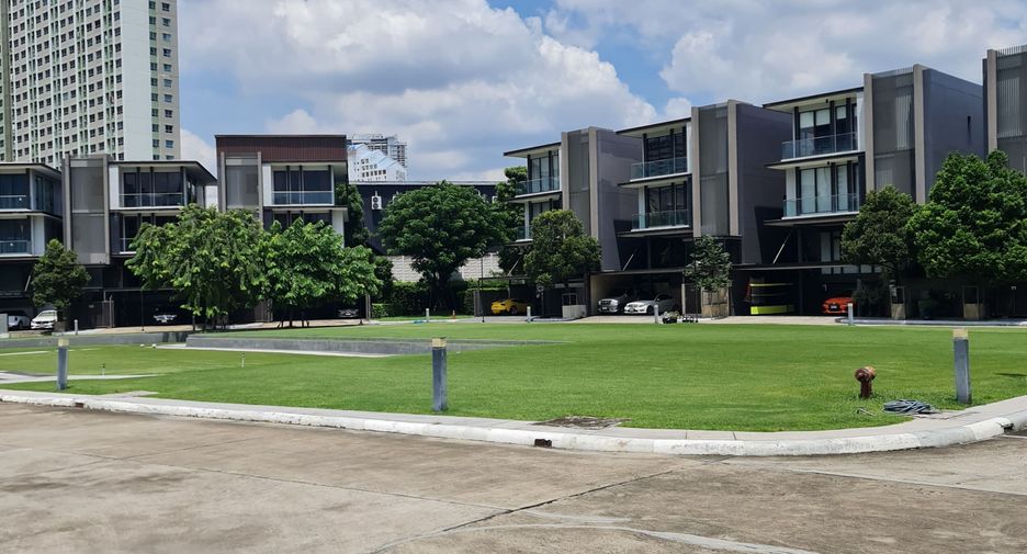 For sale 4 bedrooms house in Huai Khwang, Bangkok