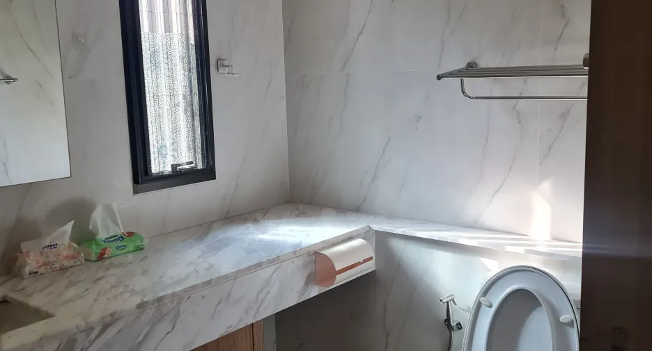 For sale 4 bedrooms house in Huai Khwang, Bangkok